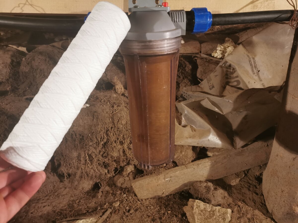 В подполе на водопроводную трубу повесили магистральный фильтр.