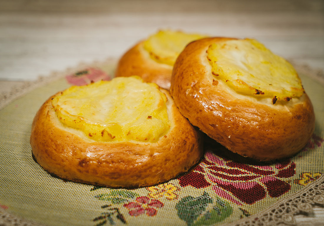 Ватрушки с картошкой. Шаньги шанежки. Уральские шаньги. Картупеля шаньга. Шаньги бурятские.