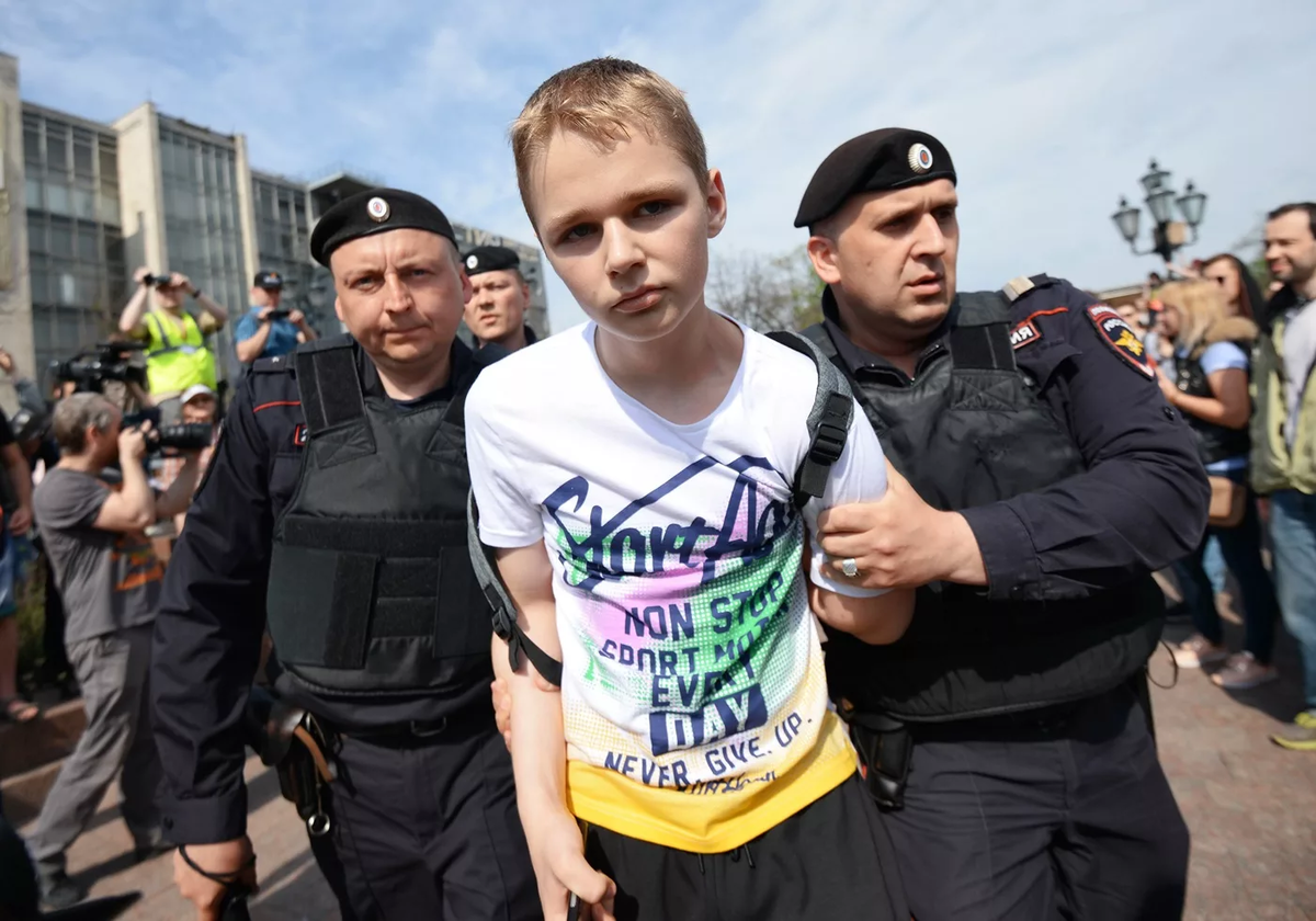 Школьники на митинге. Школьники на митинге Навального. Дети на митинге Навального. Несовершеннолетние на митинге. Митинг подростков