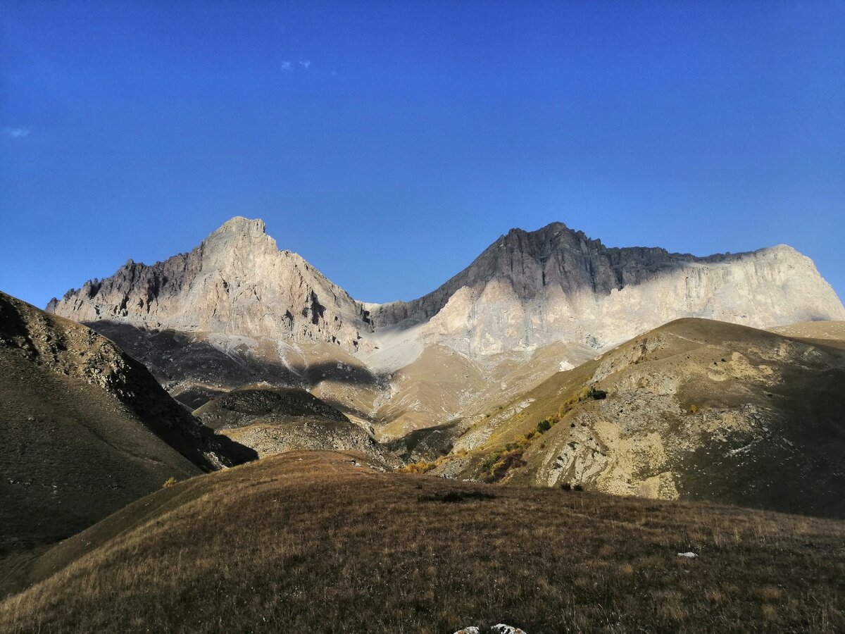 Солнце освещает вершины гор