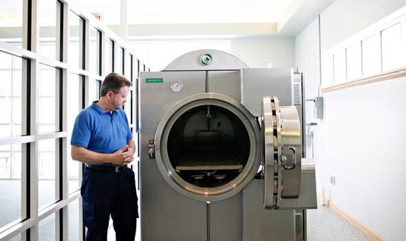 Основатель компании по Ресомации в Великобритании наблюдает за установкой оборудования.