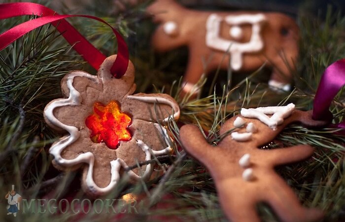 Если честно то я уже и не припомню, с каких пор у нас в семье зародилась эта традиция, но каждый год, накануне Нового Года я пеку имбирное печенье, и потом мы с детьми, им украшаем нашу елочку. 
Печенье очень простое в приготовлении, себестоимость его вообще смешная, так почему бы не наготовить побольше такого лакомства и не обвешать им не только елку, а и весь дом. А если вы угостите таким печеньем своих соседей и гостей, то поверьте ваш следующий год будет полон радости и щедрости ;)