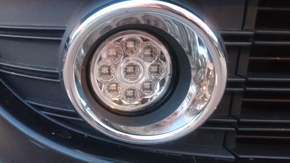 Так выглядит туманка уже на авто на примере Renault Fluence.