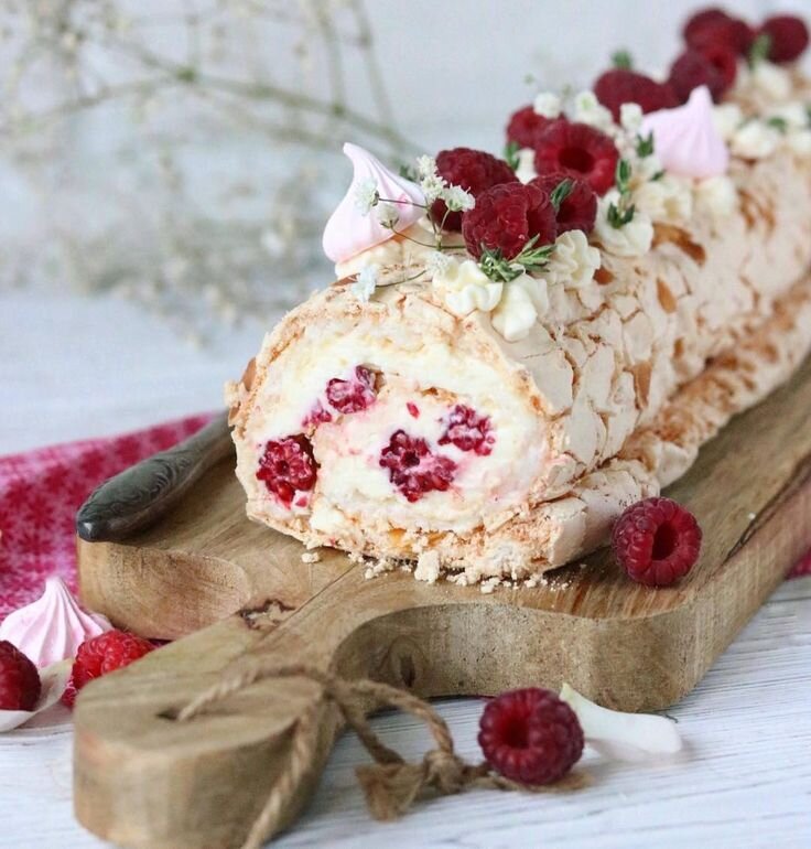 нежная меренга... ягодный джем... сливочный крем... это бомба. Всем срочно готовить КБЖУ на 100 г ~ 222/3/9/33