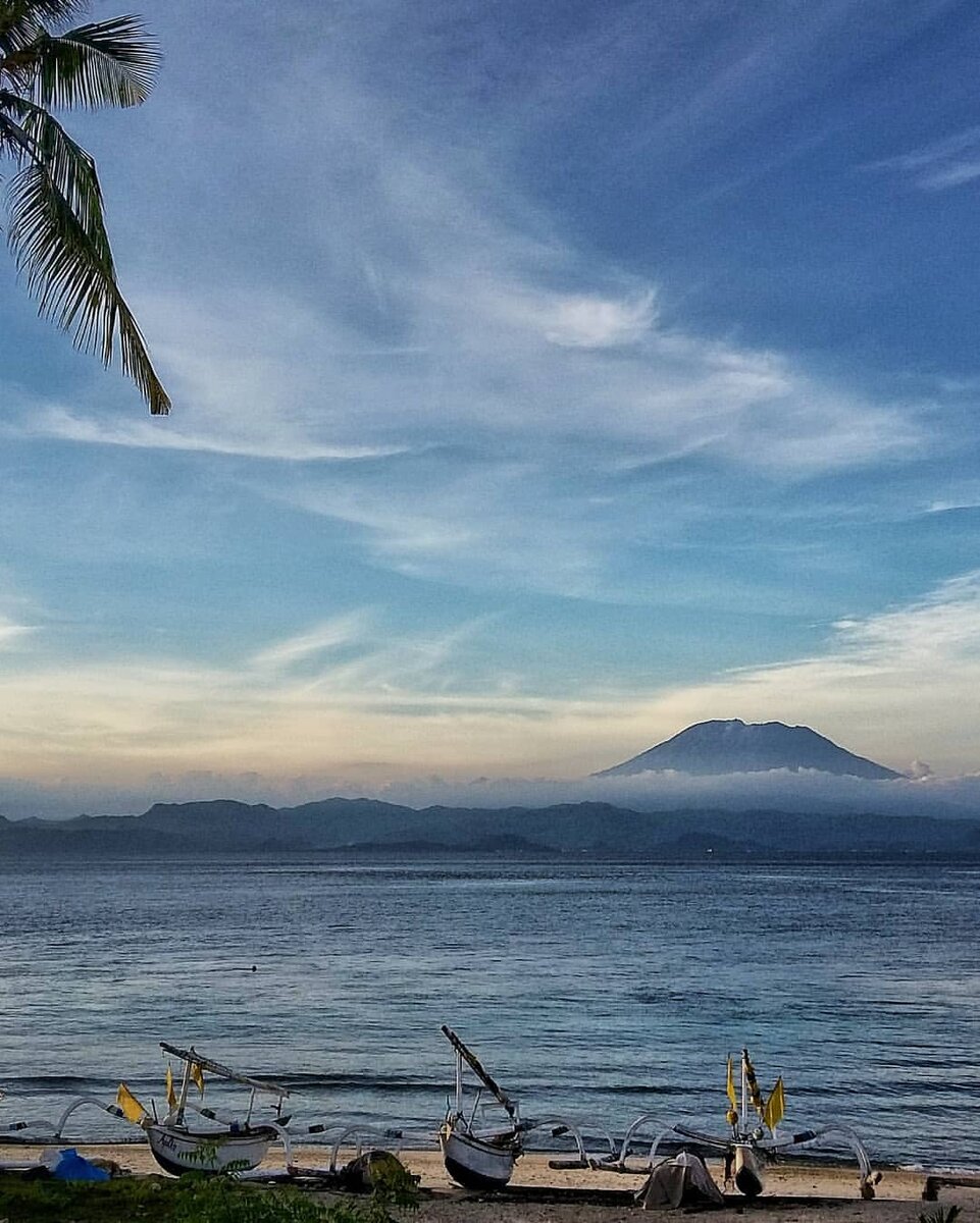 Вулкан Агунг, вид из отеля на острове Нуса Пенида