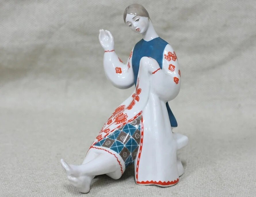 Фото из коллекции автора Скульптура Вышивальщица автор не известен, фарфор, подглазурная роспись 1935г.