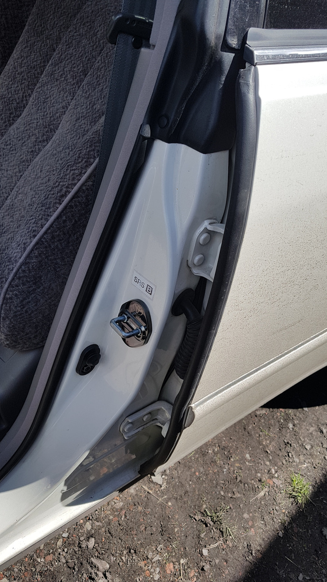 Уплотнительные резинки дверей на кузове.