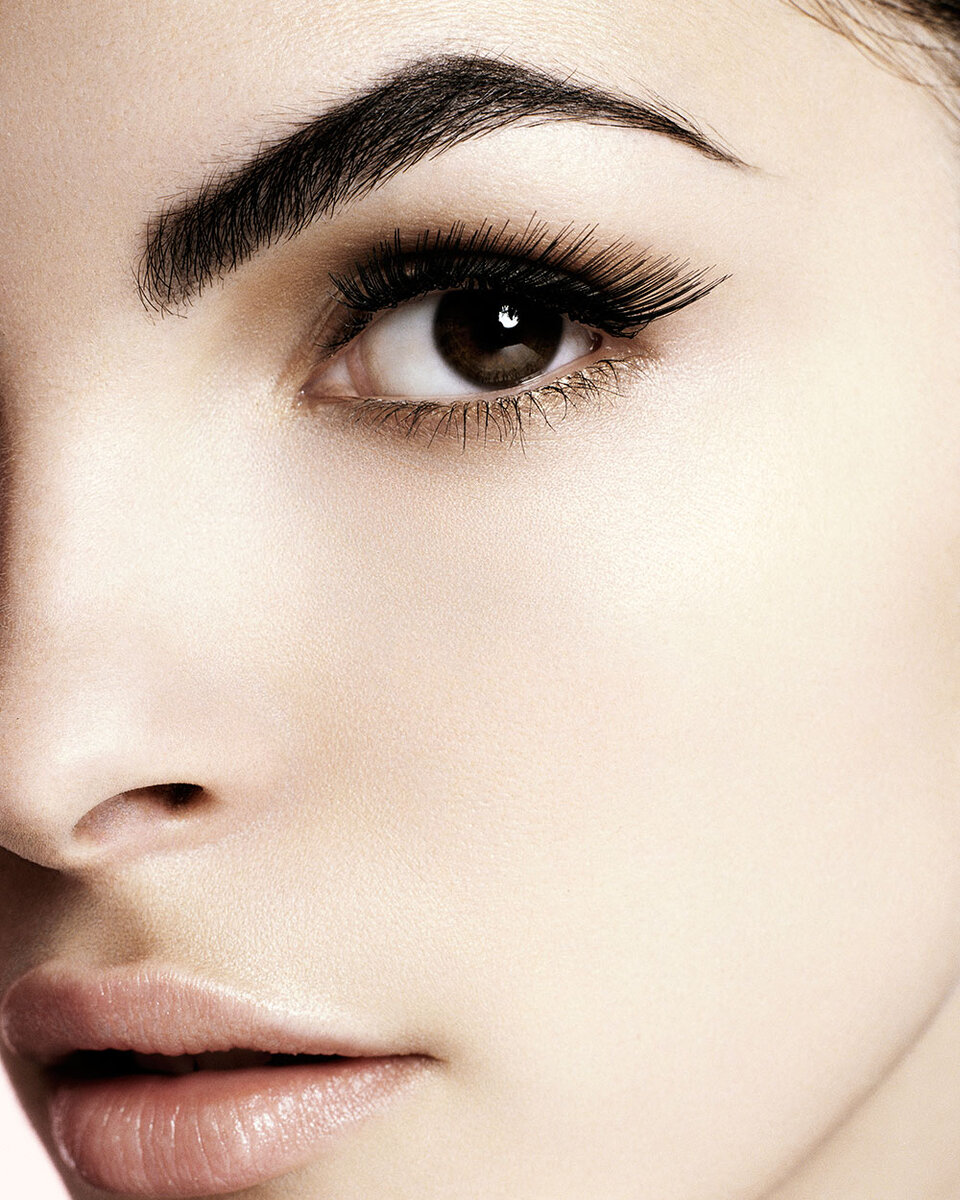 1.	Четкие графичные брови.                                                                                                                                                                     Тонкие, изогнутые, широкие, прямые: за последний век мода на брови пережила самые невероятные изменения!
Четкие, графичные, тонкие брови с резким углом, были актуальны в 90-е, 2000-е. В 2021 году на такие брови табу. 
