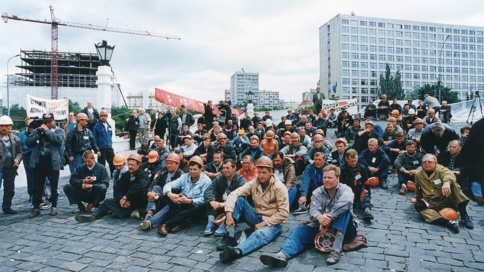 Забастовка шахтеров около Белого дома в Москве.