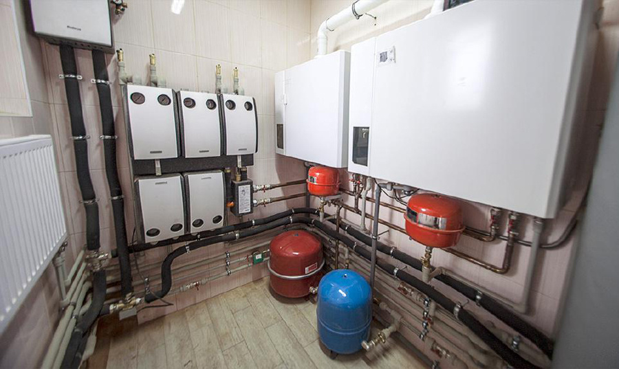 Химический. Основан на растворении различных веществ в химических соединениях. Принцип действия используемых в технологии химикатов заключается в оперативном разжижении различных образований и отложений, закрепленных на внутренних стенках труб. В дальнейшем загрязнения вымываются из отопительной системы естественным образом. Данный способ применим для очистки системы отопления от накипи.Преимущества: быстрый и бюджетный вариант.
Недостатки: не рекомендуется для очистки металлических труб, токсичен.