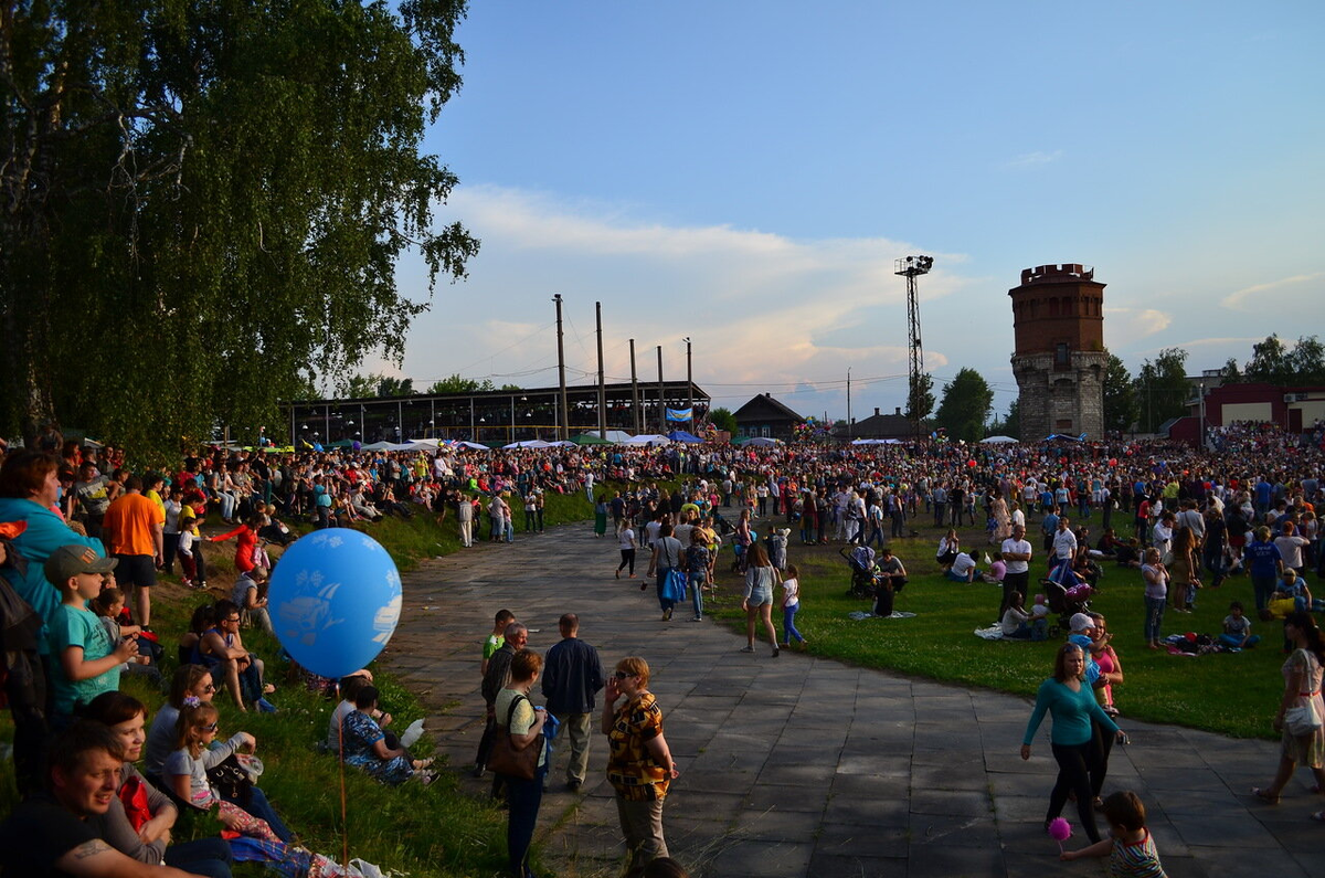 Стадион. Народ собирается...
