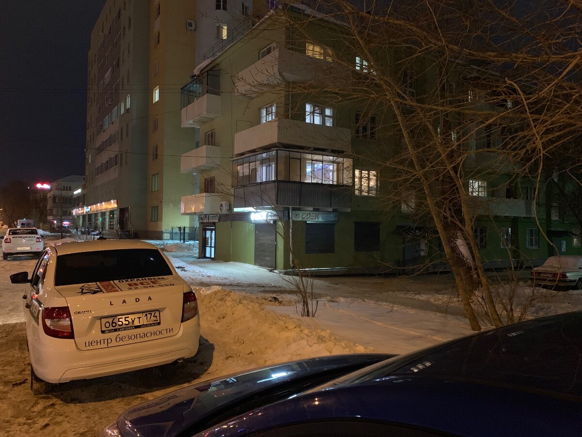 Пока мы ждали установки решеток - под окнами ночами дежурила группа быстрого реагирования