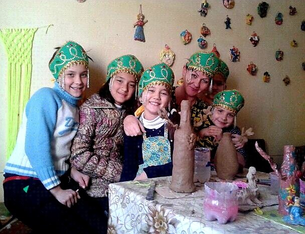 Узбекистан. Я и мои ученицы. Сделали себе кокошники.