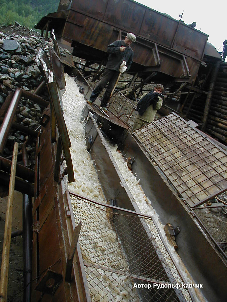 Промышленный шлюз промприбора. Так добывают золото артели старателей.