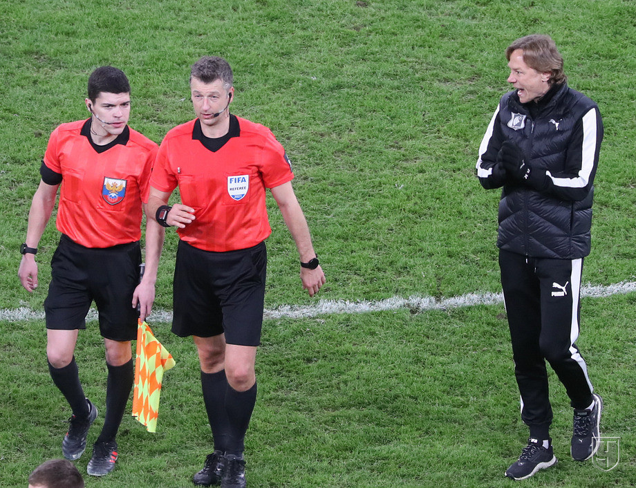 Валерий Карпин только что узнал, что правила изменились. Источник: championat.com