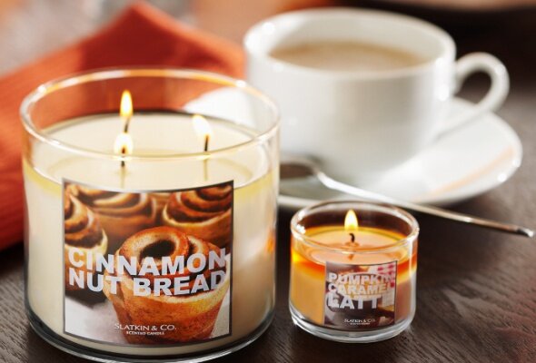 Женщины любят создавать дома уют и уверен ни одна не откажется от любого рода подарка способного подчеркнуть дизайн их дома или будет полезен в их повседневной рутине. Список велик, это может быть как красивая картина, так и зеркало для макияжа. Можно рассмотреть плед, ароматические свечи. Моя девушка очень любит свечи от бренда "Bath and body works", цена и качество достойны самостоятельного подарка на этот праздник.