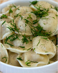 Такой прагматичный подход к кулинарии оказывается очень полезным в трудные времена: Овен без капризов насытится простой домашней пищей и пойдёт сворачивать горы, чтобы принести в семью что-нибудь вкусненькое, а по пути еще перекусит тем, что найдет. Но когда всё хорошо, неразборчивость в еде может стать для Овна роковой: гамбургеры, печеньки, колбаса, пельмени и прочие полуфабрикаты из ближайшего магазина вполне могут стать основой его рациона.