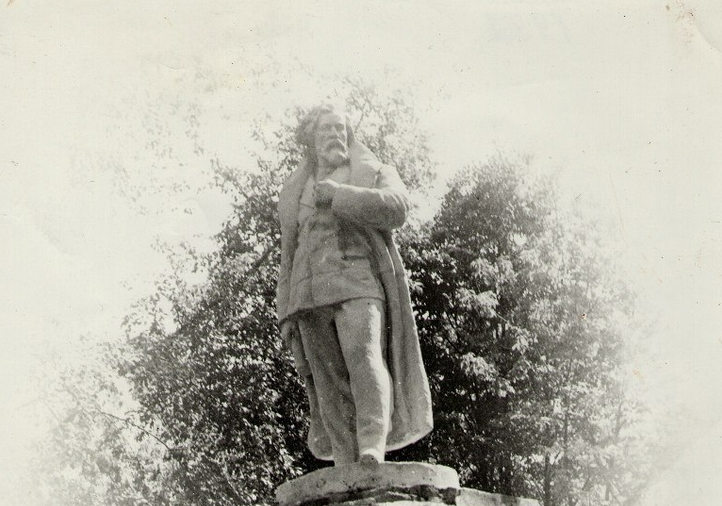 Памятник Н.Г. Чернышевскому в Рязани. Фото 90-х годов.