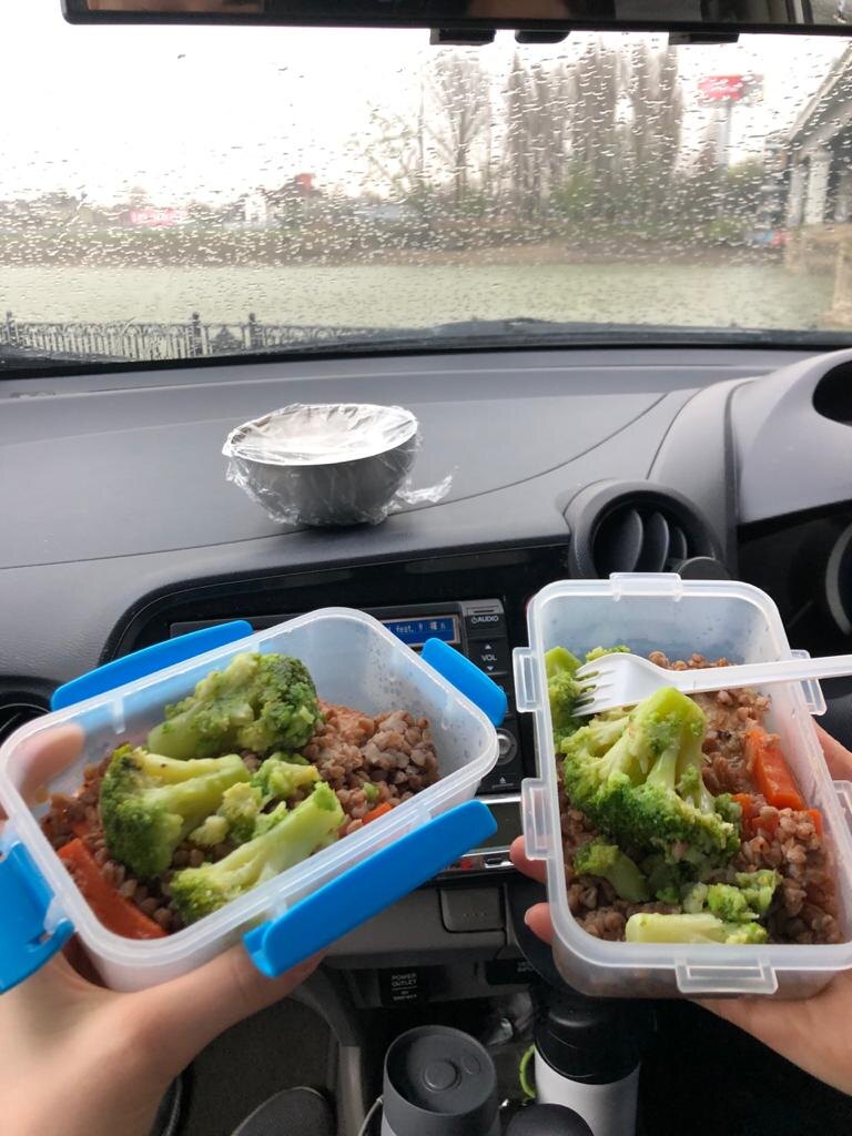 Из моих развлечений на карантине было: пообедать в машине на набережной и...