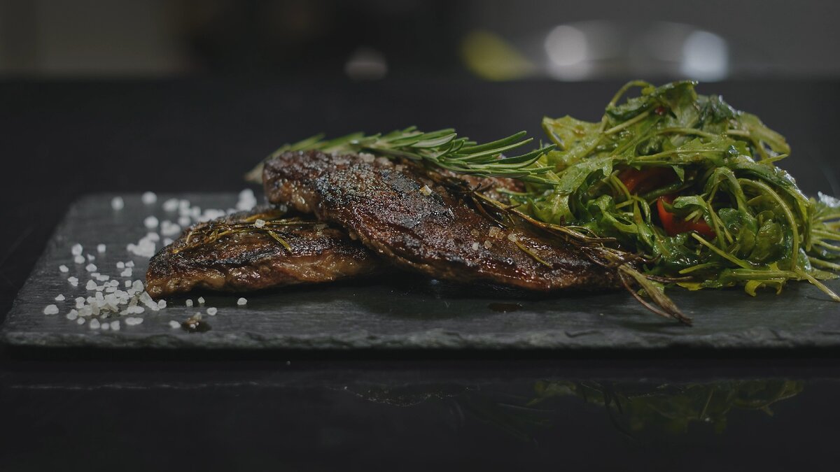 Готовый стейк с соус-салатом 