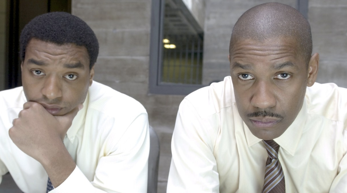 Чиветел Эджофор и Дензел Вашингтон в фильме «Не пойман — не вор» 