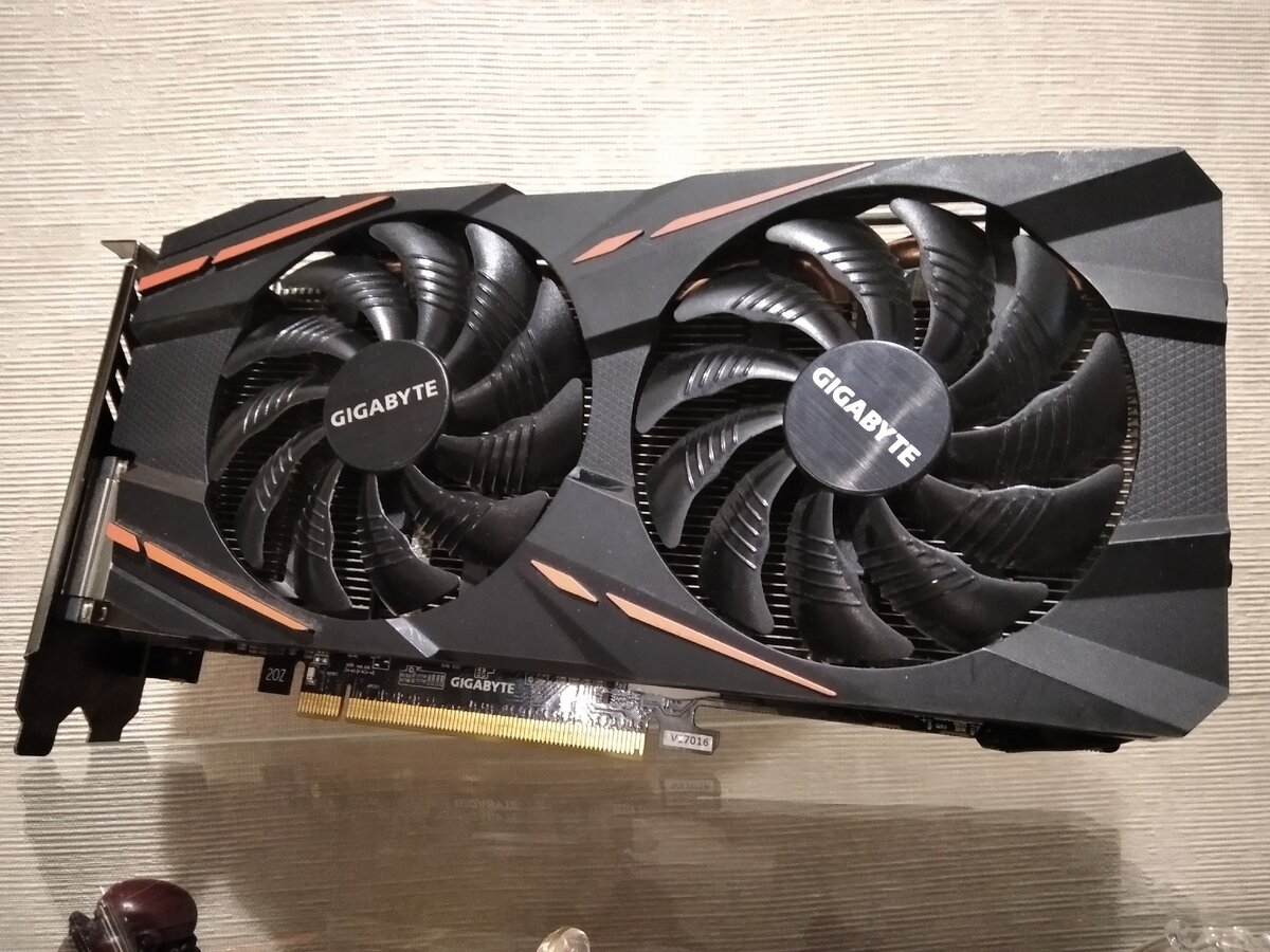 Rx 570 с авито, в декабре брал за 6200, сейчас бы такие цены... 