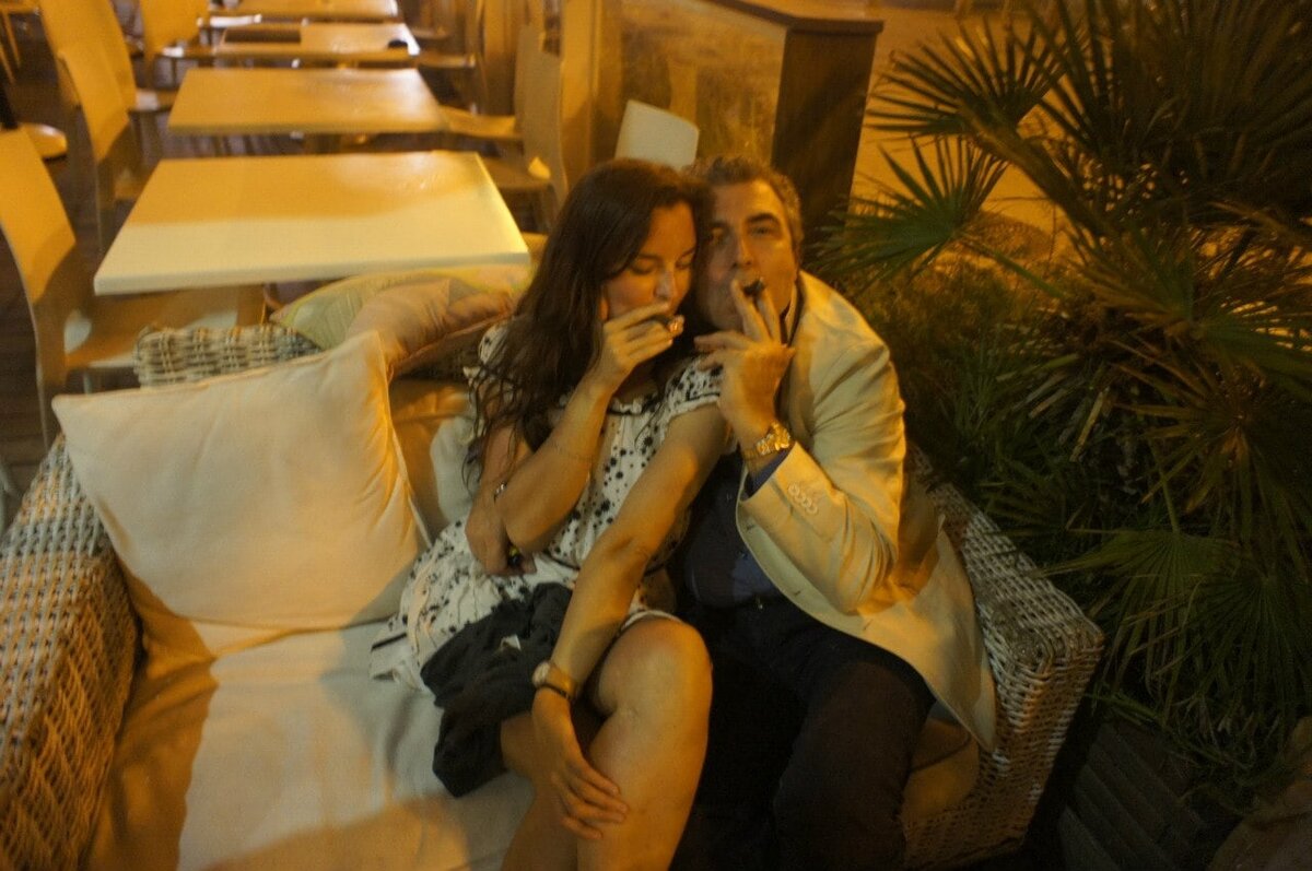 Выходили с подружкой с сальса вечеринки, а там обаятельный дяденька-итальянец сидит на диванчике и курит сигару. Ну как же не сфоткаться?