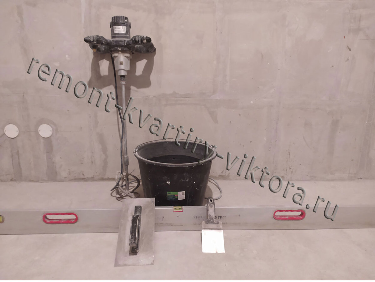 Инструмент для нанесения штукатурки на стену.