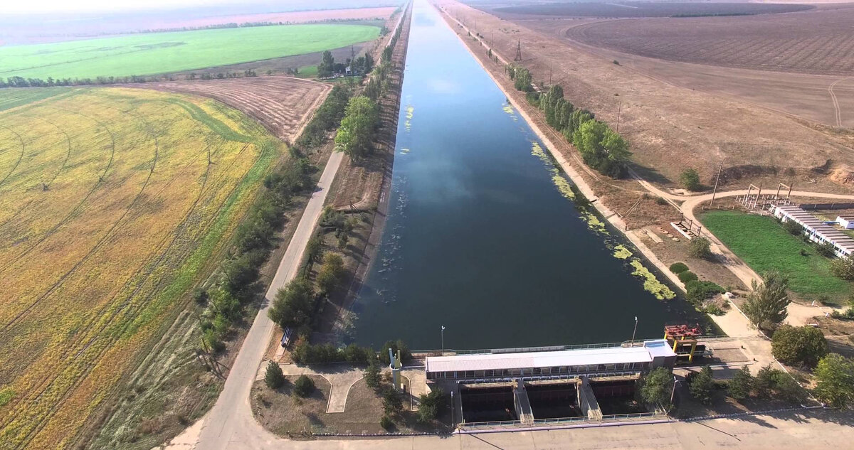 Плотина, построенная в Херсонской области, перекрыла подачу воды в Крым 
(фото: rusdialog.ru/images/news/93c5fb918e558964cbe3370c91d009de.jpg)