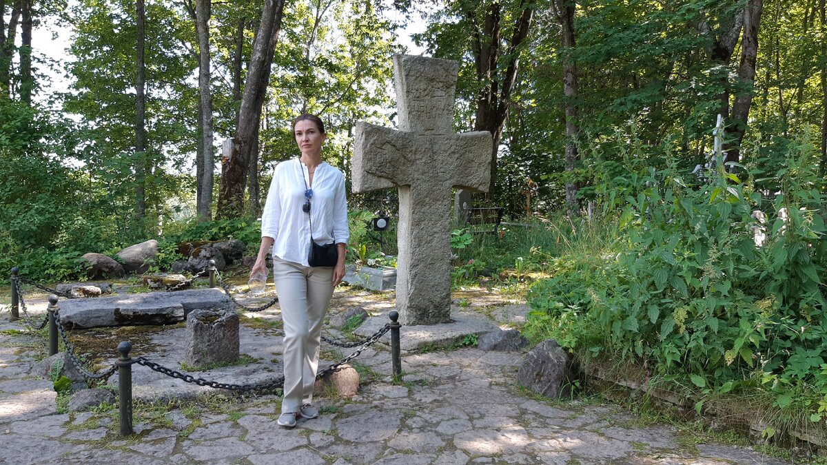 Там где начиналась. Труворово Городище Изборск. Труворово Городище крест. Изборск кладбище. Труворово Городище кладбище.