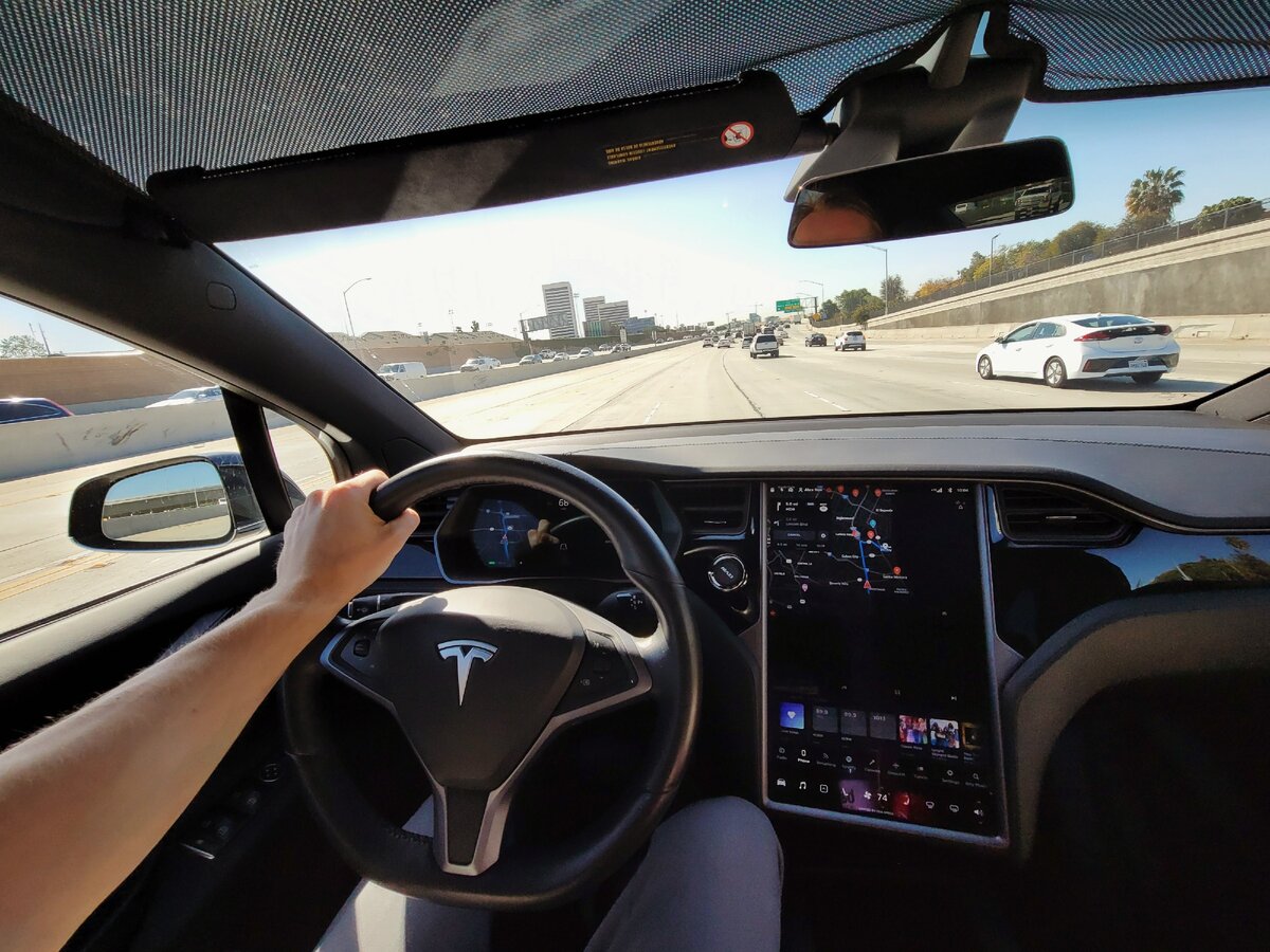 Почему Тесла? Делюсь опытом езды на Tesla в Калифорнии, сравнивая её с другими машинами. Опасный случай в Африке.