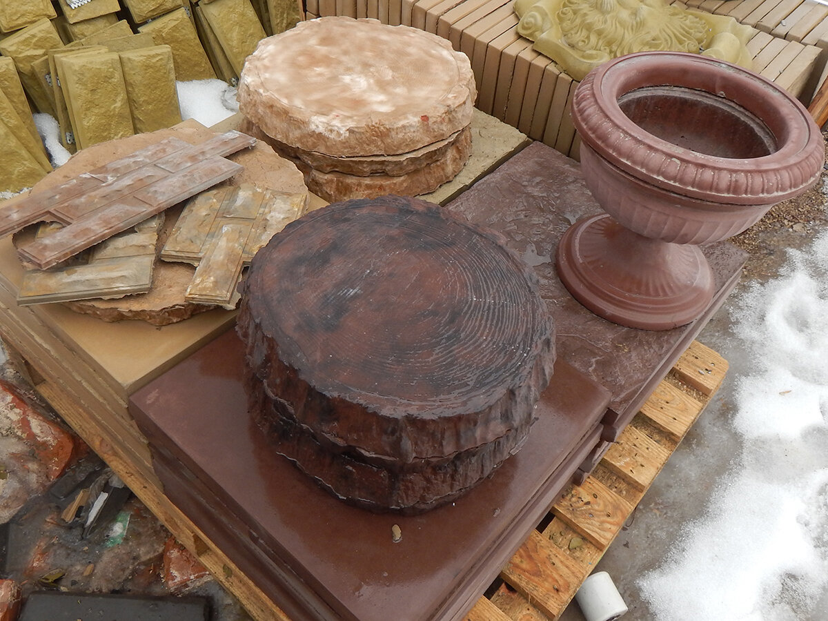 Примеры бетонных изделий по технологии Кевларобетон: фасадный сайдинг, уличный вазон, декоративные пни