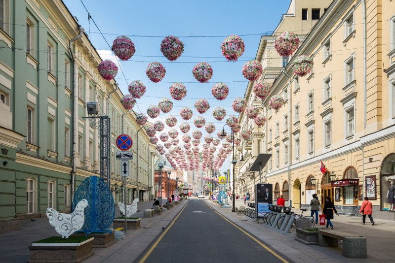 Москвичка дмитровка. Пешеходная улица в Москве Арбат. Пешеходная зона Арбат в Москве.