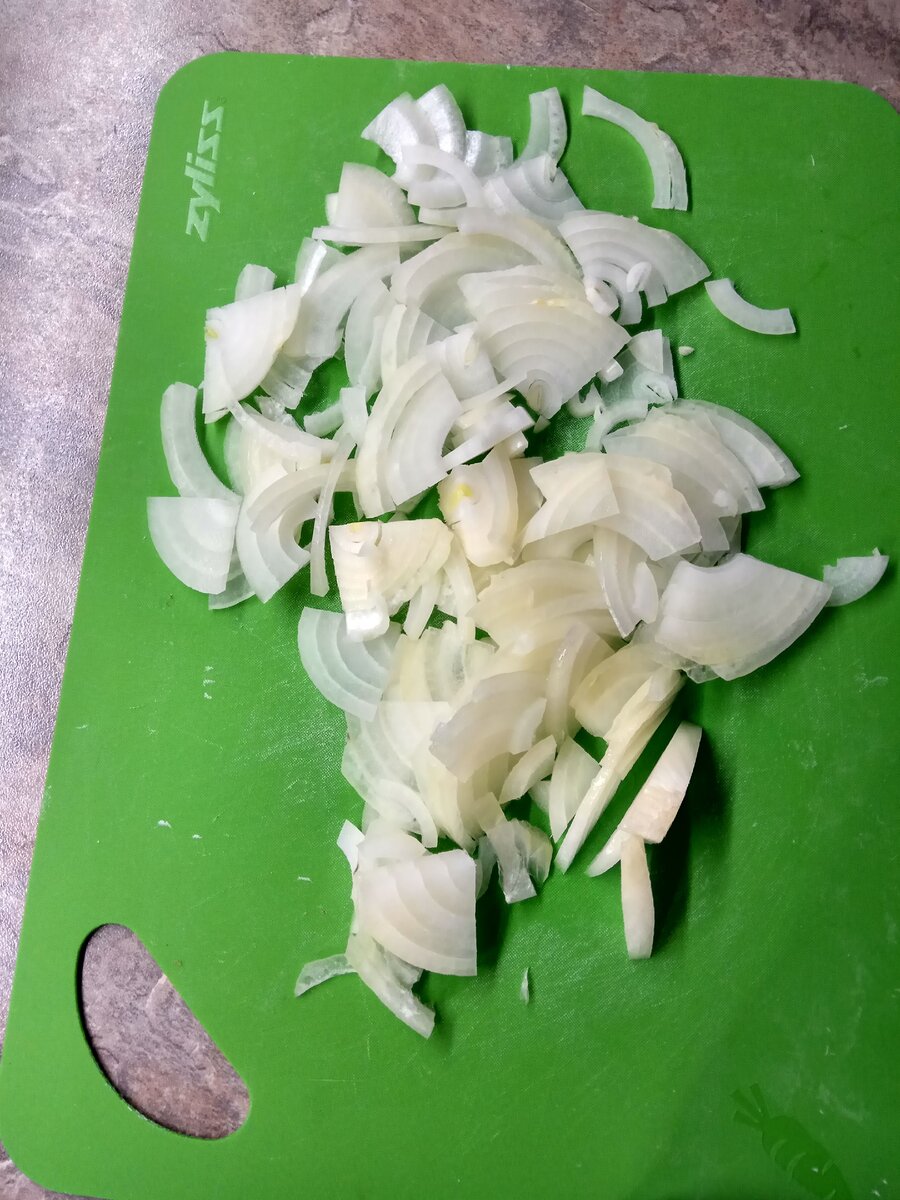 Нарезаем  лук.