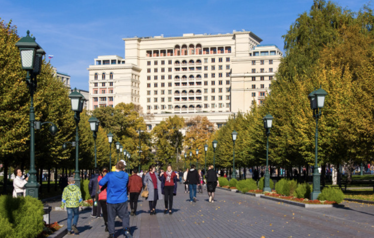 Даже небольшая прогулка по парку или городским улицам повысит физическую активность. Источник фото: Freepik