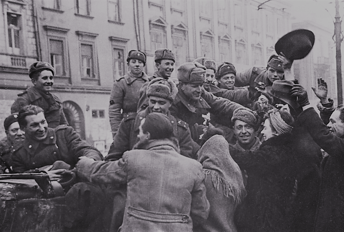 Советские войска в Кракове 1945 год.