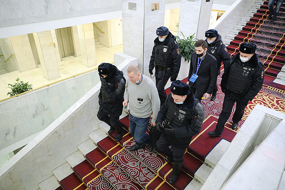 Принимая во внимание внутренний партийный раскол и последние злоключения членов КПРФ, партия, игравшая долгое время роль одного из столпов режима, может превратиться в лидера уличного протеста.Фото: Максим Стулов/Ведомости/ТАСС