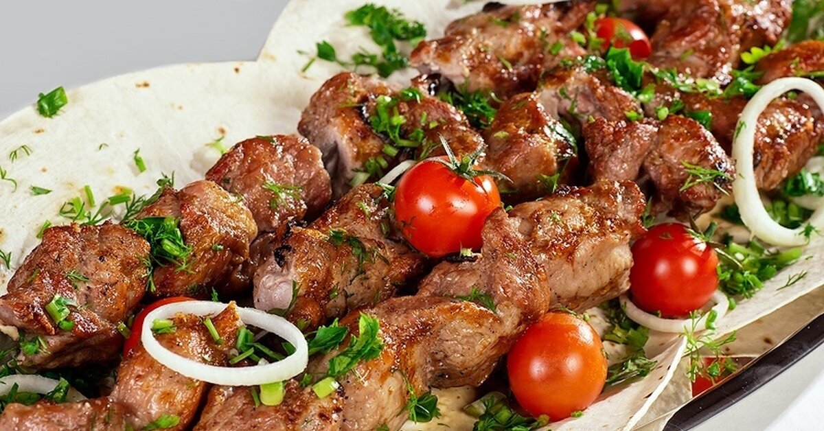 Лук — неотъемлемый ингредиент практически всех маринадов. Он придаёт шашлыку богатый аромат, поэтому нет нужды в большом количестве специй.