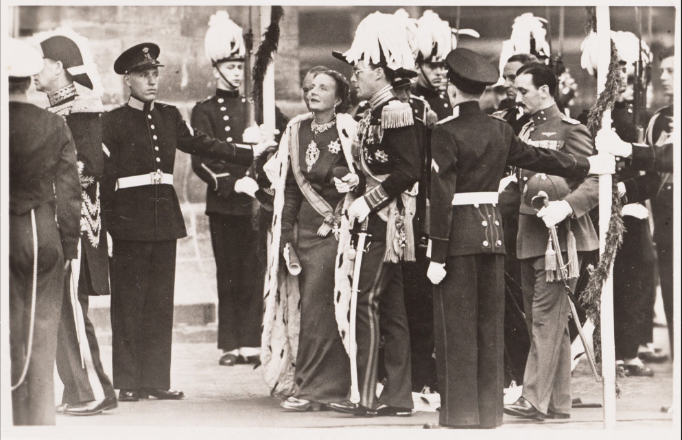 Королева Юлиана покидает Новую церковь в Амстердаме после принесения присяги. 1948 год / https://archief.amsterdam/