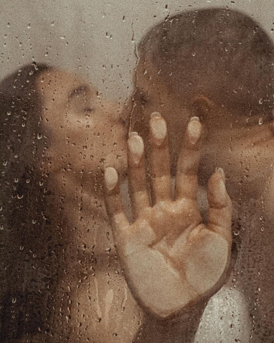 Влюбленность - это комплекс положительных эмоций и чувств, который направлен на другого человека.