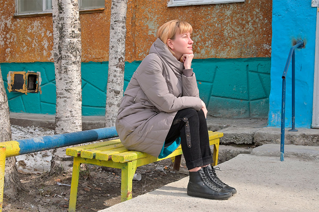 Красивая девушка в подъезде. Возле подъезда. Подъезд с улицы вечером. Женщины у подъезда на лавочке. Девушка в подъезде.