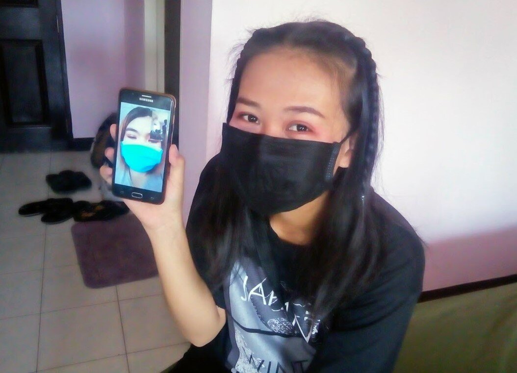 Моя девушка тайка говорит с подругой по телефону