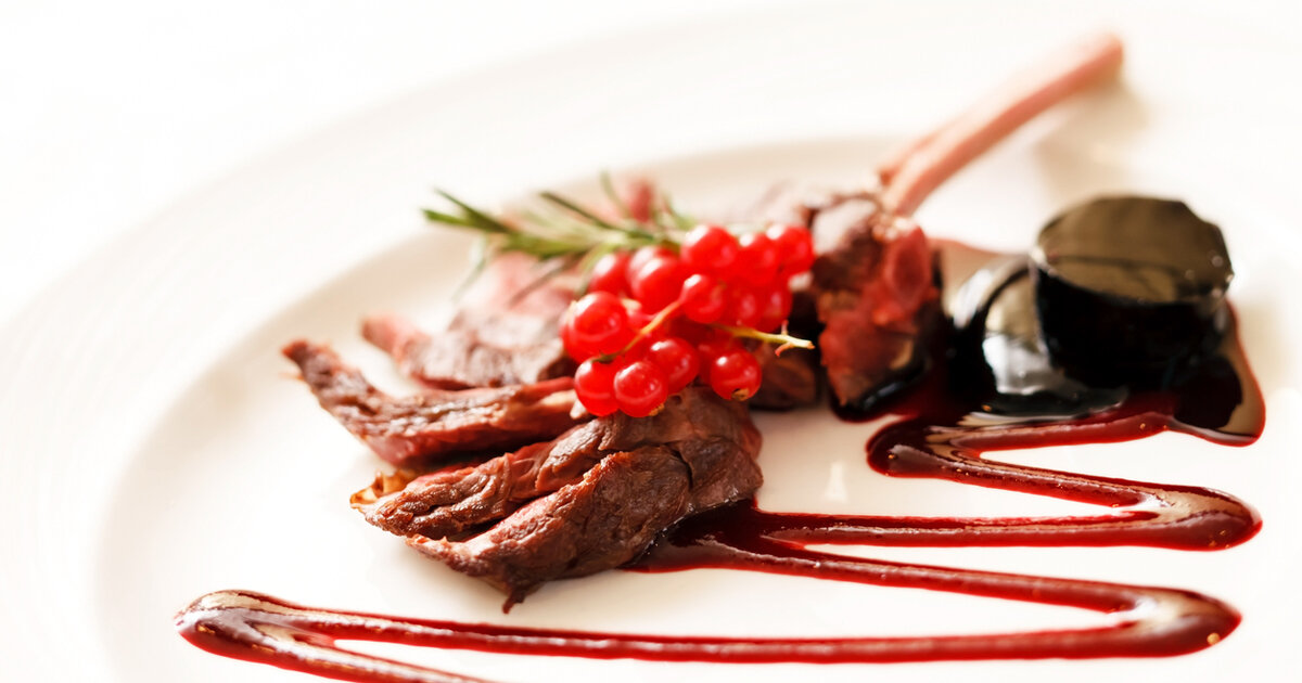 соус красной смородины подают исключительно к мясу зайчатины и медвежатины, редко к баранине. 