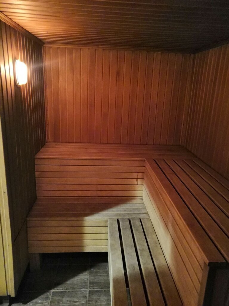 Вот что то похожая парилка, только печки с камнями нету и свет тусклее, будто в фильме ужасов😁. Кстати, картинку взяла из Яндекса, что то не подумала сфоткать, не до этого было, даже 2 часа...