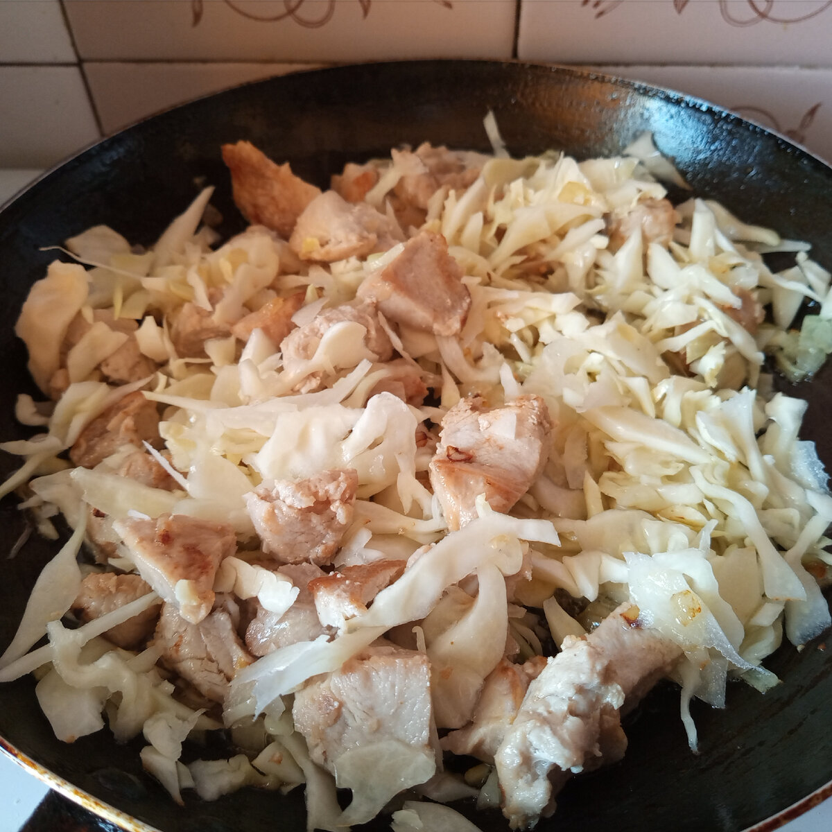 Обжариваю куриное филе и капусту