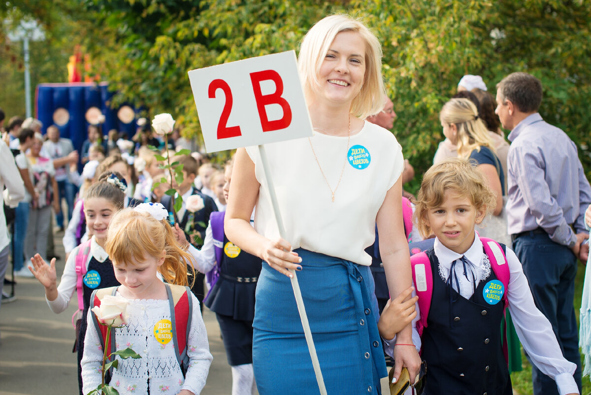 Участники акции «Дети вместо цветов» принесли на линейку по одному цветку, чтобы вместе сложить единый праздничный букет для учителя и помочь семьям с неизлечимо больными детьми.