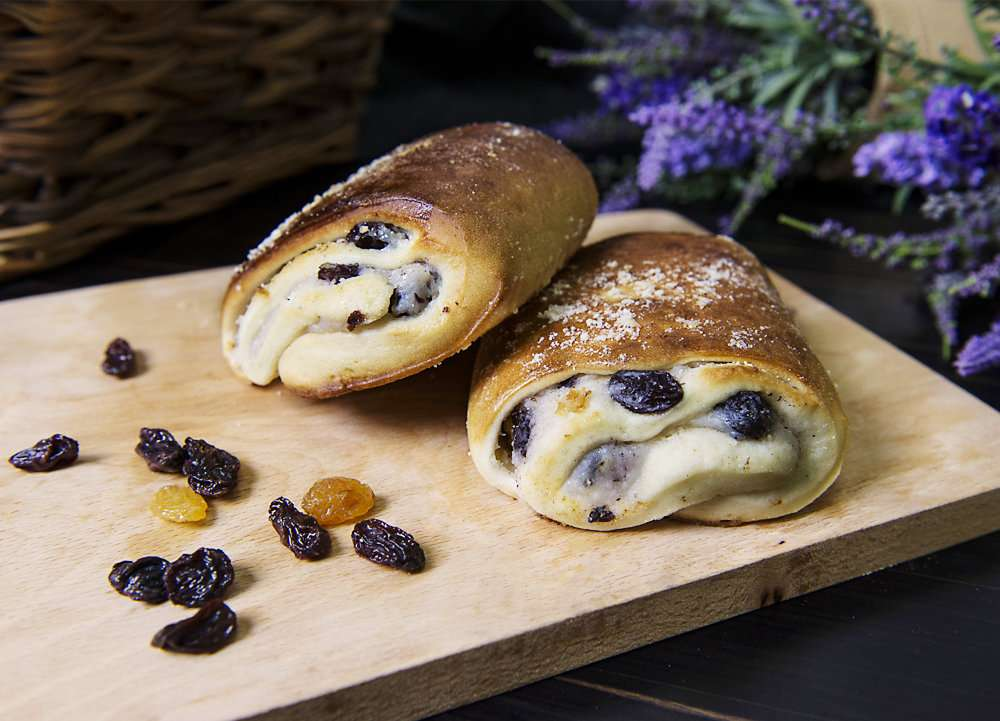 Булочка с изюмом слушать. Пирожки с изюмом. Пирожки с творогом. Пирожок с творогом и изюмом. Булочки с творогом и изюмом.