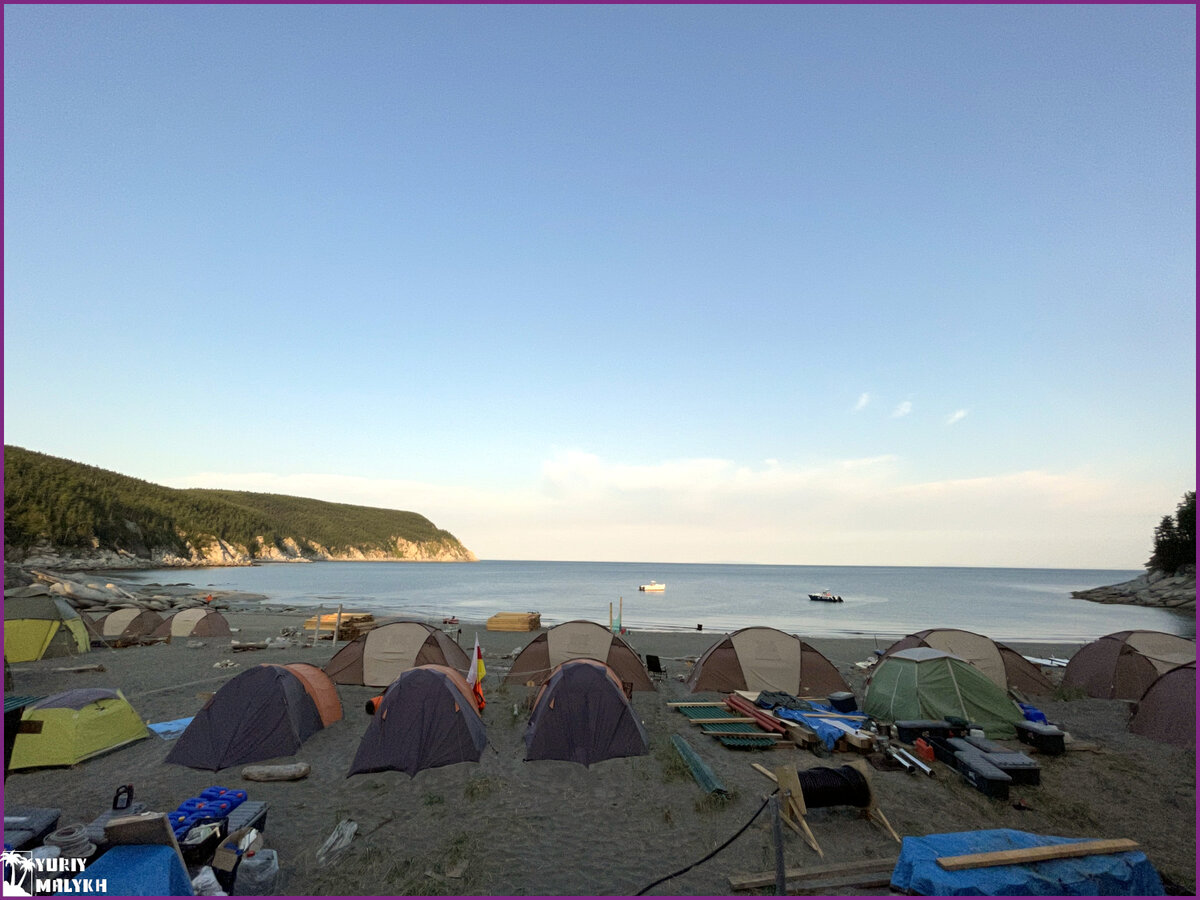 Рассвет на удаленной базе туристов