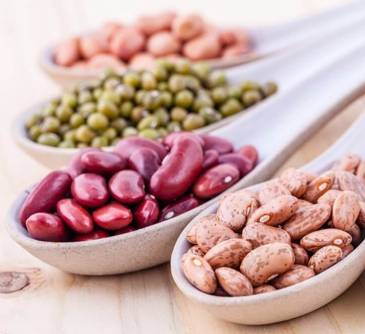 Фасоль, горох, соя и другие бобовые культуры, которые подверглись недостаточной тепловой обработке, содержать вредные лектины