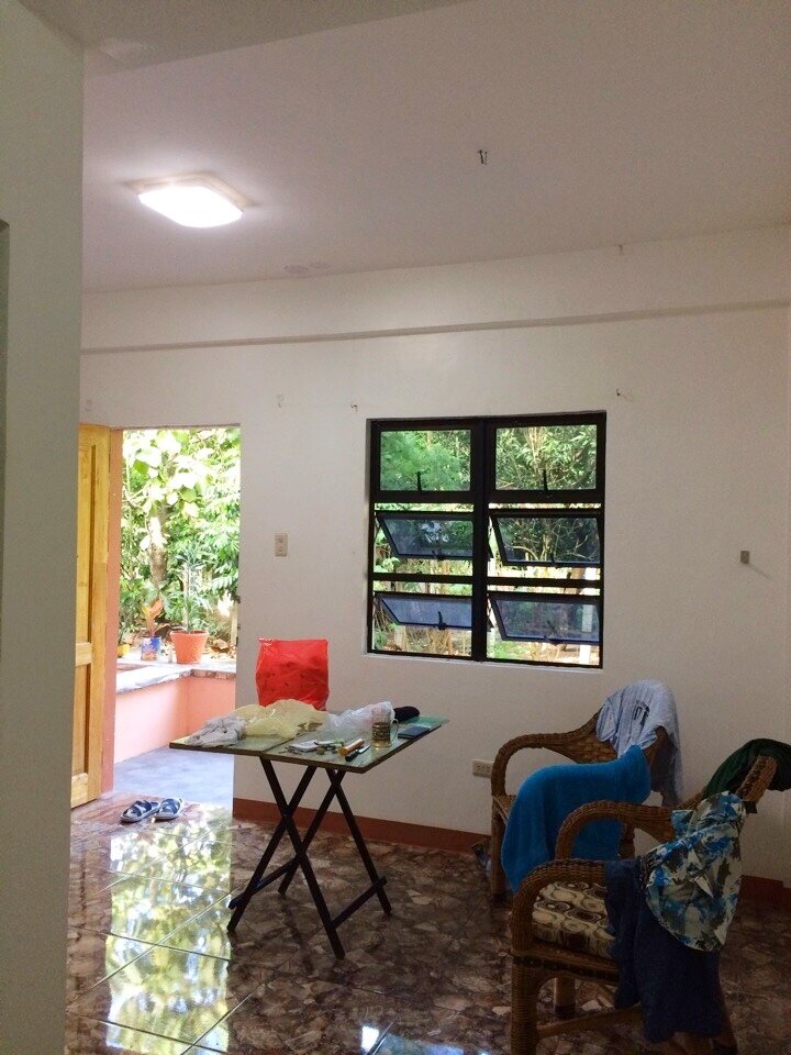 Столик и бамбуковые стулья.